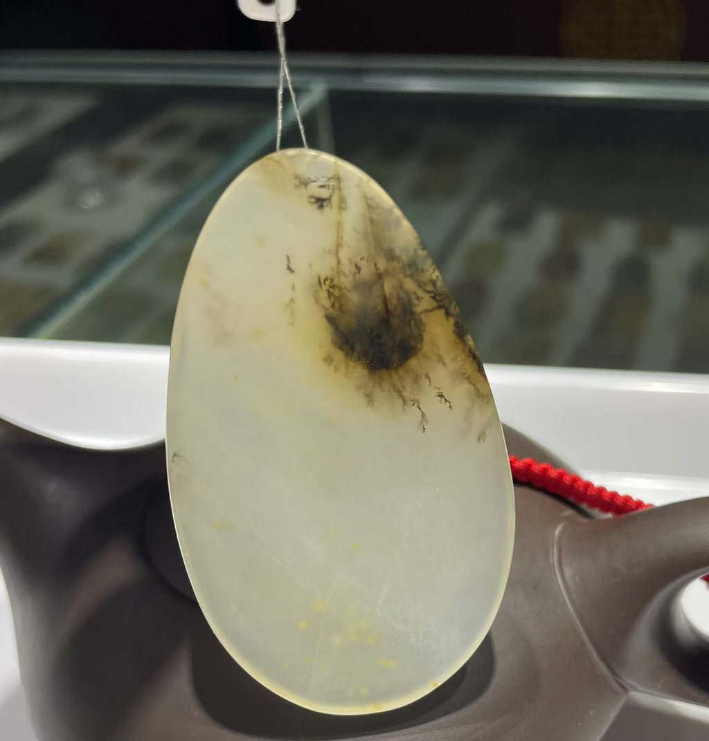 Yellow jade pendant ( collectible size )