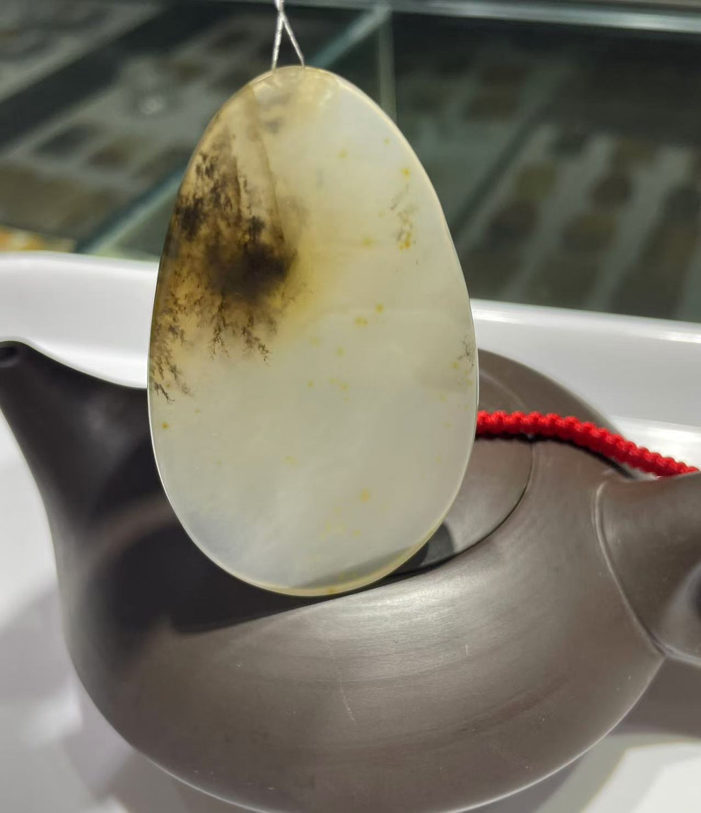 Yellow jade pendant ( collectible size )